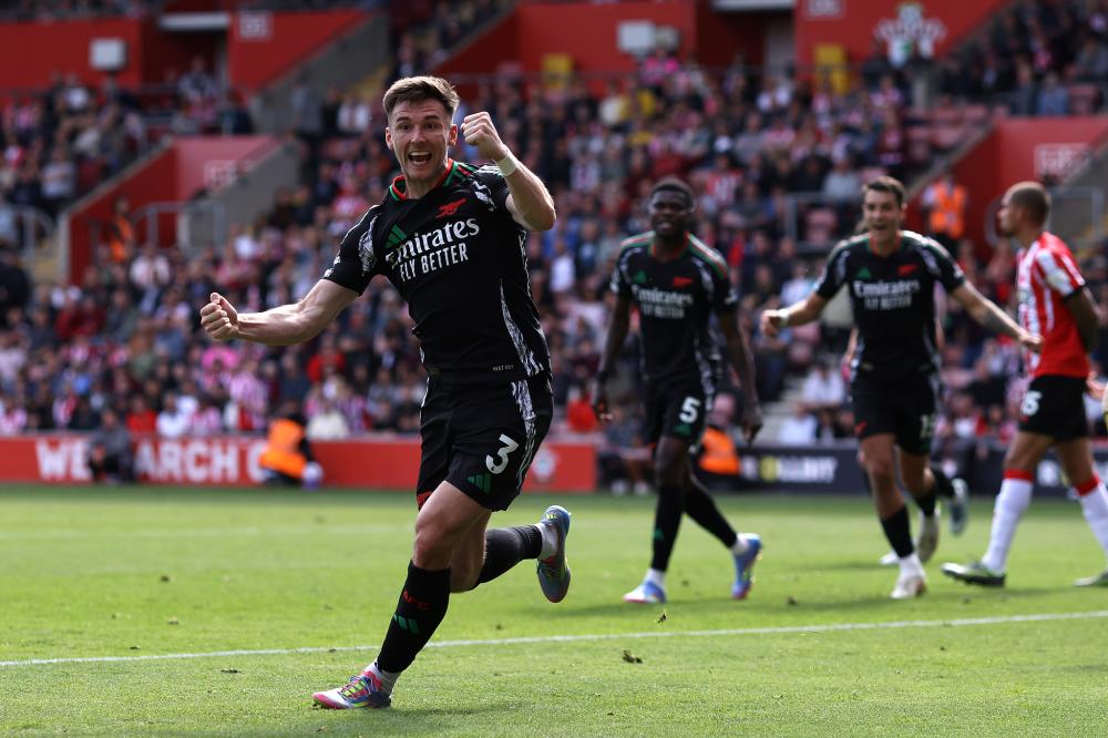 辽宁男篮在CBA杯赛中爆冷输给江苏男篮，外援选择引发争议，球迷对阵容实力和磨合表示不满。